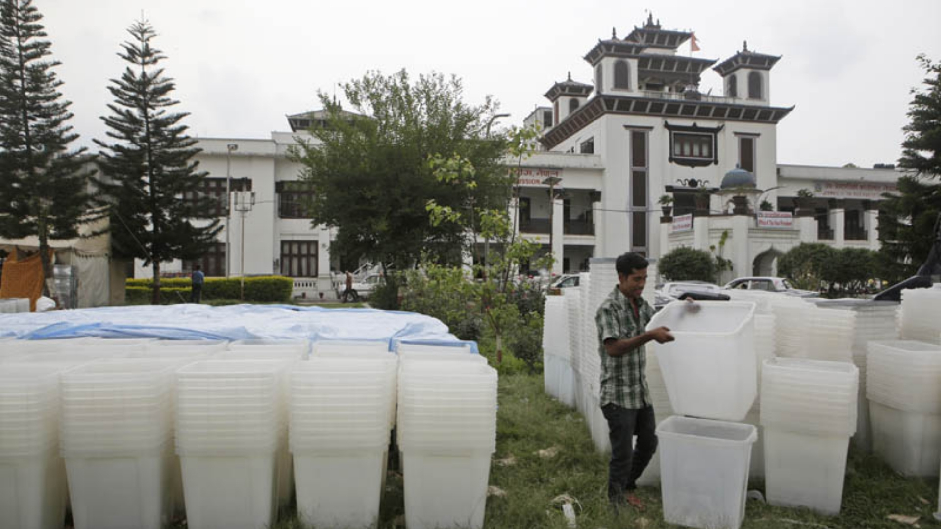 विदेशस्थित नेपालीका लागि मतदानको व्यवस्था गर्न निर्वाचन आयोगलाई एनपीआईको नौँँ बुँदे नीति