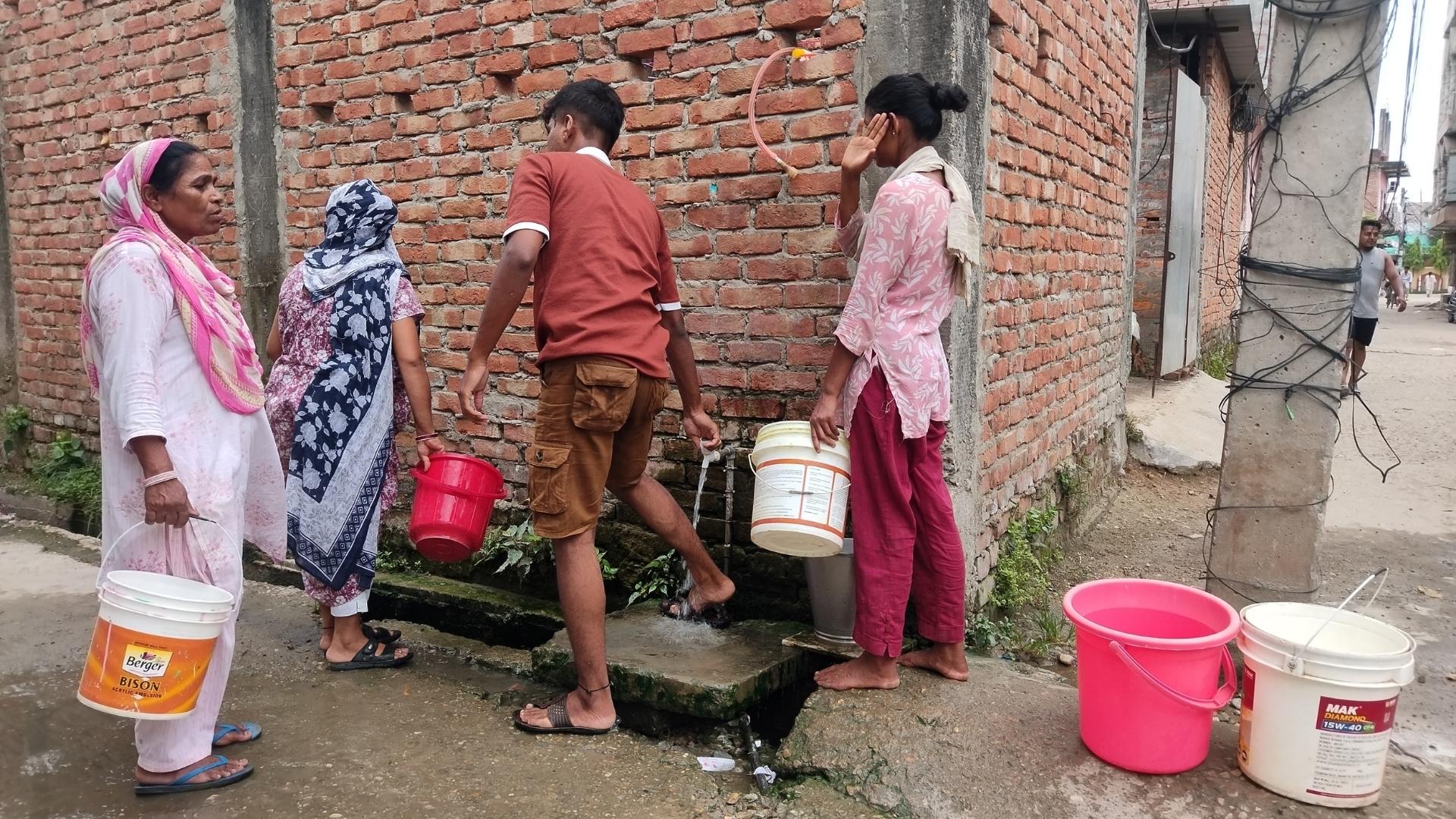 वीरगञ्ज महानगरपालिका-१६ नगवामा रहेको डीप बोरिङको धारामा पानी भर्न कुरिरहेका महिला तथा युवाहरु | फोटो सौजन्य: सूर्यनारायण बिक